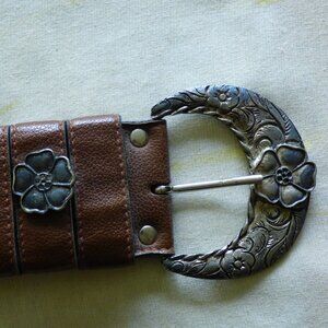 VINTAGE BROWN WITH SILVER FLOWER FLORAL DECO BELT PREOWNED TOTAL OF 42" LONG